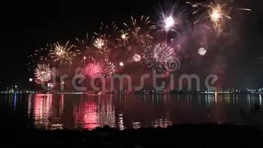 在阿布扎比，作为阿联酋<strong>国庆</strong>庆祝<strong>活动</strong>的一部分，壮观的烟花照亮了天空
